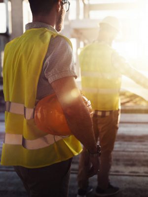 Portrait of construction engineers working on building site Image Qui sommes nous ?